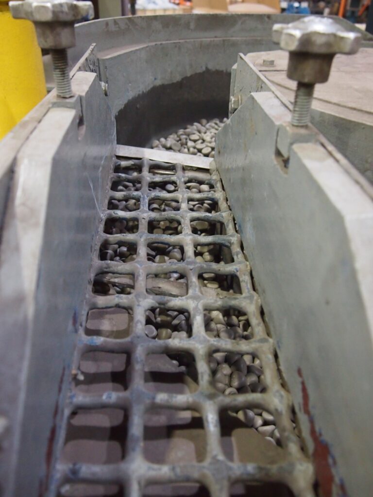 Vibratory finishing machine